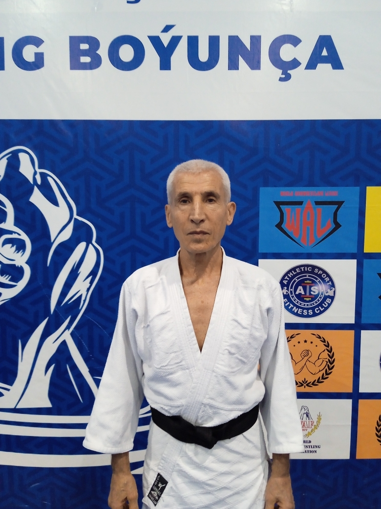 <span style="font-weight: bold;">Юрий Карыйев 4 Дан Eurasia Aikido <span style="font-style: italic;">Тренер по Айкидо, инструктор 1 категории, мастер спорта и тренер по боксу,</span></span>